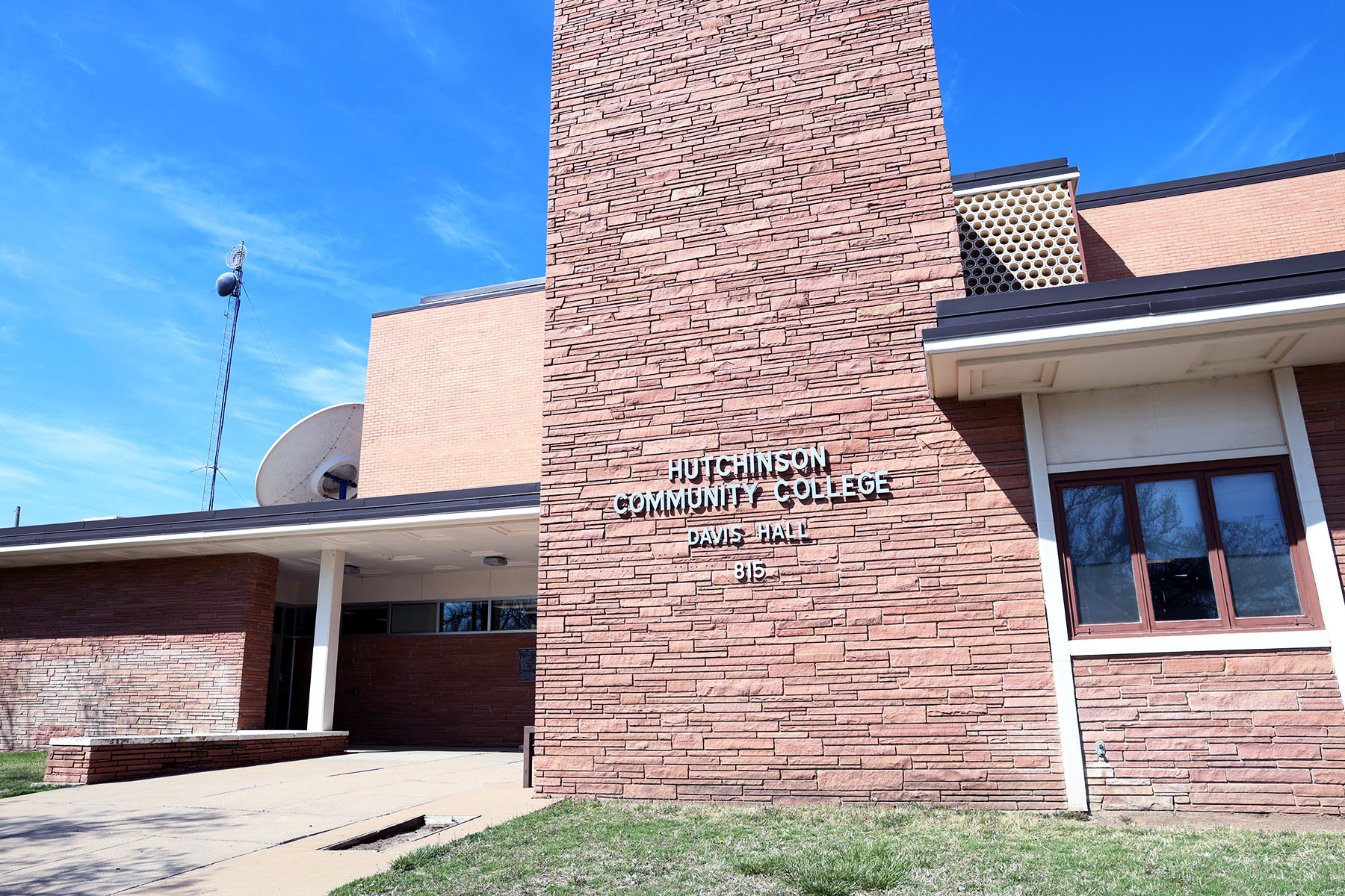 040726 HutchCC Davis Hall Moran_4950.jpg